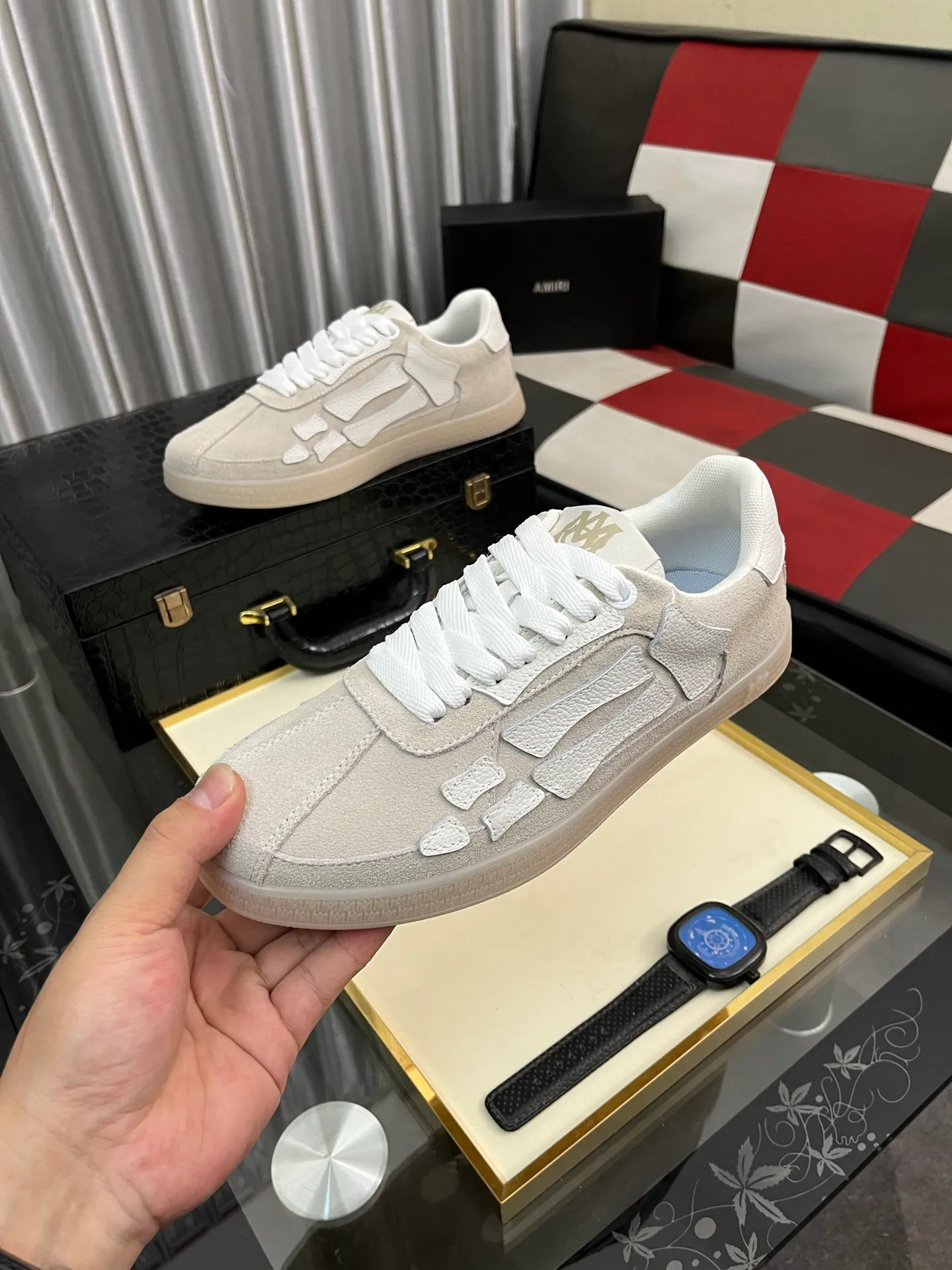 Men's shoes 💰420⌚️⌚️《AMIR*》New men's low-top casual sports sneakers bone shoes, another pair of irresistible bone shoes. Bone shoes are one of AMIRI's most popular items. They use first-layer cowhide uppers. The side bones are made of two cowhide laminations. They have a three-dimensional feel. The leather incisions are all oil-edged. Contrasting color design. Simple style. Fashionable sports. Customized metal LOGO nameplate to embellish shoelaces. Exclusive control of top version. Supports comparison. Breathable mesh lining Original rubber outsole A must-have item for daily leisure Suitable for various occasions Check it out if you are looking for high quality Super cool uppers Size: 38-445️⃣ Colors available